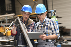 Metallarbeiter bei der Arbeit nutzen Tablet-PC