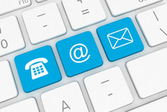 Ausschnitt Tastatur; Tasten „Telefon“, „Internetseite“ und „E-Mail“ blau hervorgehoben