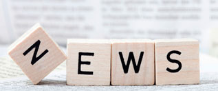 Vier Würfel mit Buchstaben formen das Wort "NEWS"